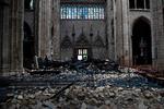 Kirkerummet er endnu ikke ryddet, men debatten om fremtiden er i gang. Brug ny materialer og lad Notre Dame og kulturarven følge med tiden, siger verdenskendt arkitekt. 
   
   Foto: Amaury Blin/Ritzau Scanpix