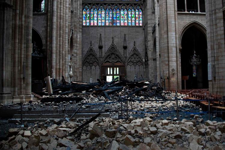 Kirkerummet er endnu ikke ryddet, men debatten om fremtiden er i gang. Brug ny materialer og lad Notre Dame og kulturarven følge med tiden, siger verdenskendt arkitekt. 
   
   Foto: Amaury Blin/Ritzau Scanpix