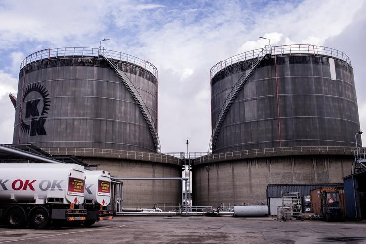 Pensionsselskaberne investerer milliarder i fossil energi. Flere selskaber endda mere end for 5 år siden, viser Politikens rundspørge. Her ses oliehavnen i Aarhus.  Foto: Thomas Emil Sørensen/POLFOTO