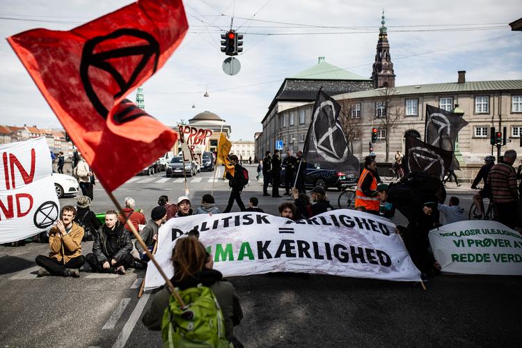 Extinction Rebellion demonstrerer for klimaet på Stormgade i København. Foto: Jens Hartmann Schmidt/POLFOTO