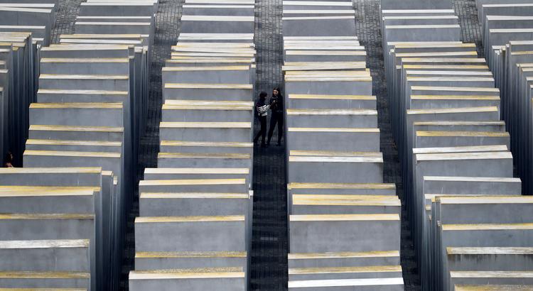 Holocaustmindesmærket i Berlin. Det var dog ikke en fuldstændig kopi, som kunstner Philip Ruch havde opstillet ved højrefløjspolitikeren Björn Höckes hus.  Foto: Fabrizio Bensch/Ritzau Scanpix
