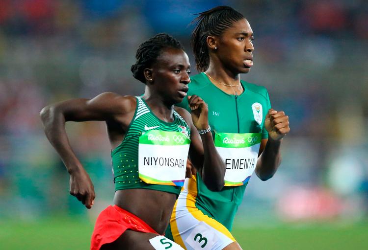 Caster Semenya (th.) og Francine Niyonsaba på vej mod målstregen ved OL i Rio.  Foto: Ivan Alvarado/Ritzau Scanpix