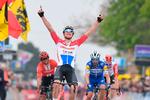Den exceptionelt alsidige hollænder Mathieu van der Poel strækker jublende armene i vejret som vinder af Brabantse Pijl foran Juilian Alephilippe (i blåt), Tim Wellens (yderst t.h.) og Michael Matthews. Foto: David Stockman/Ritzau Scanpix