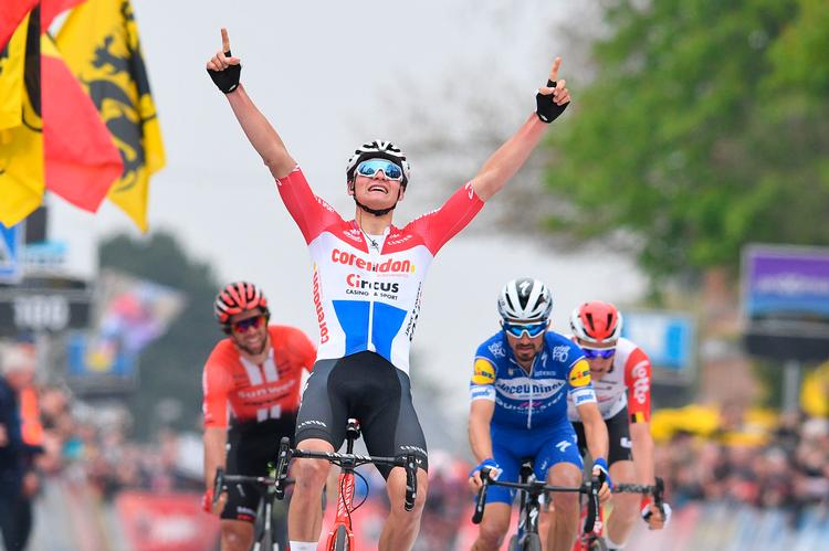 Den exceptionelt alsidige hollænder Mathieu van der Poel strækker jublende armene i vejret som vinder af Brabantse Pijl foran Juilian Alephilippe (i blåt), Tim Wellens (yderst t.h.) og Michael Matthews. Foto: David Stockman/Ritzau Scanpix