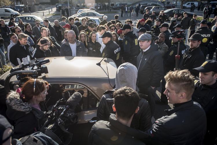 Det gik roligt for sig, da den racismedømte provokatør Rasmus Paludan i eftermiddags demonstrerede foran Gammel Hellerup Gymnasium i Nordsjælland. Foto: Mads Claus Rasmussen/Ritzau Scanpix