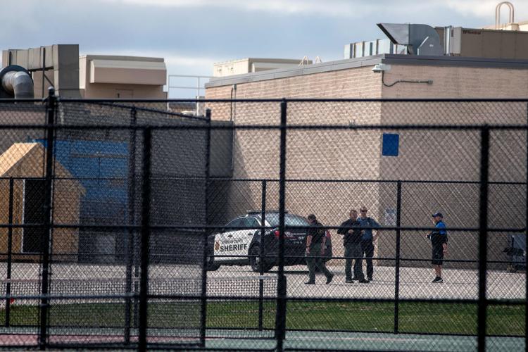 Politiet evakuerede Columbine High School og andre skoler i Donver-området efter frygt for et nyt skoleskyderi op til 20-årsdagen for Columbine-massakren. Foto: Chet Strange/Ritzau Scanpix