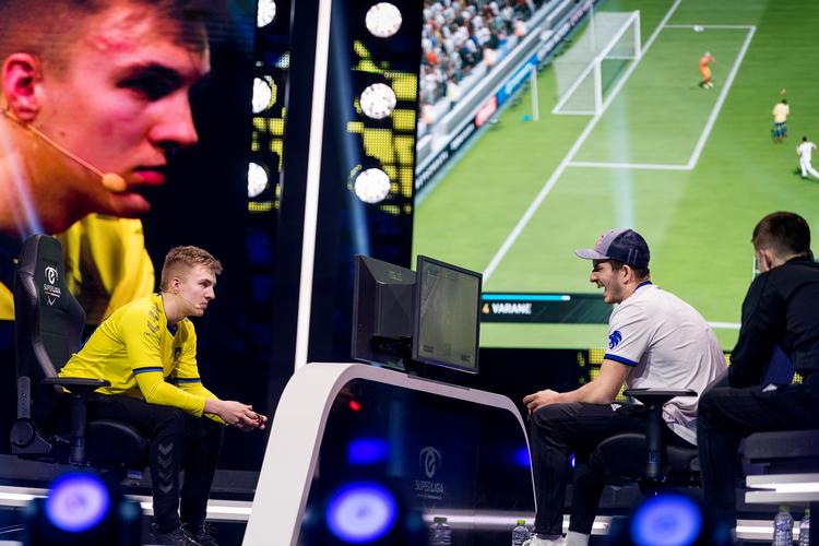 Daniel "Dingo" Klink Nørremark Kristensen fra Brøndby tabte til August "Agge" Rosenmeier fra FCK under eSuperliga Finals i KB Hallen . Foto: Claus Bech/Ritzau Scanpix