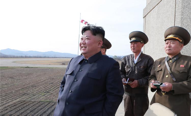 Dette billede er udsendt af det nordkoreanske nyhedsbureau og viser angiveligt landets leder overvære en øvelse med luftvåbnet onsdag i denne uge.
 Foto: Kcna Via Kns/Ritzau Scanpix