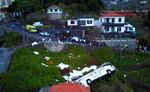 Et bil lede fra en dronevideo viser, hvordan bussen ligger på skrænten. Foto: Stringer/Ritzau Scanpix