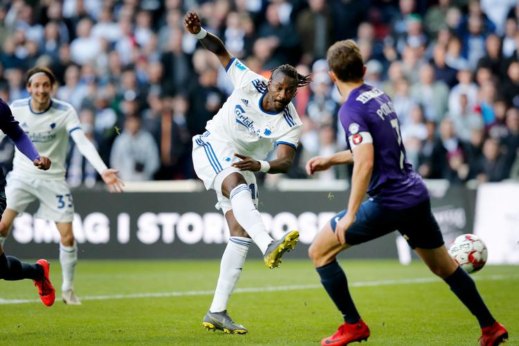 Med dette højrebensspark til 2-0 nåede Dame N'Doye på 17 mål i denne sæson. Senere scorede han nummer 18. Foto: Jens Dresling/POLFOTO