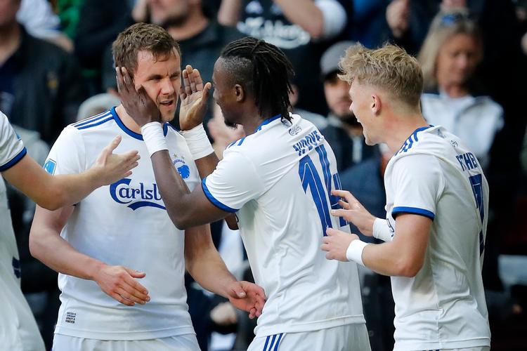 Det første mål blev scoret af Andreas Bjelland (tv.), de to næste af Dame N'Doye.
   Foto: Jens Dresling/POLFOTO