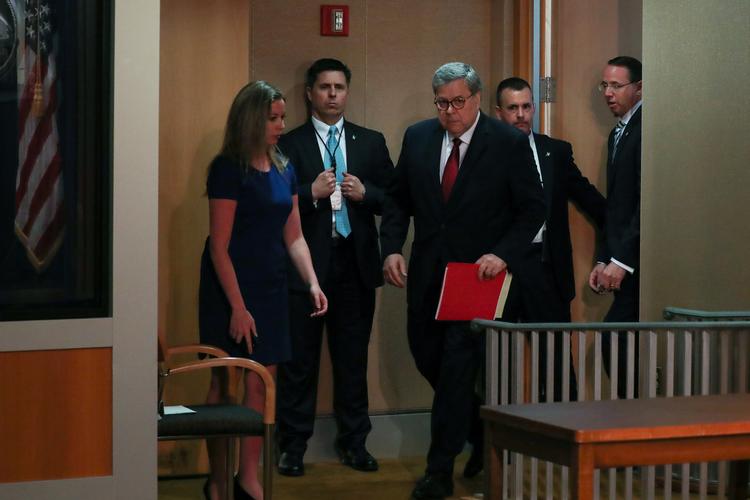 
 Trumps relativt nyudnævnte justitsminister William Barr, der her ankommer til en pressekonference om Mueller-rapporten, havde inden offentliggørelsen sin egen udlægning af rapporten.  Det fik flere demokratiske ledere til at protestere og kræve hans afgang. 

   Foto: Jonathan Ernst/Ritzau Scanpix