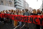 Gruppen Extinction Rebellion har siden mandag demonstreret i London, blokeret både broer og veje og sågar limet sig fast til tog.  Foto: Tolga Akmen/Ritzau Scanpix