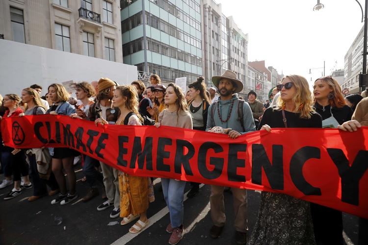 Gruppen Extinction Rebellion har siden mandag demonstreret i London, blokeret både broer og veje og sågar limet sig fast til tog.  Foto: Tolga Akmen/Ritzau Scanpix