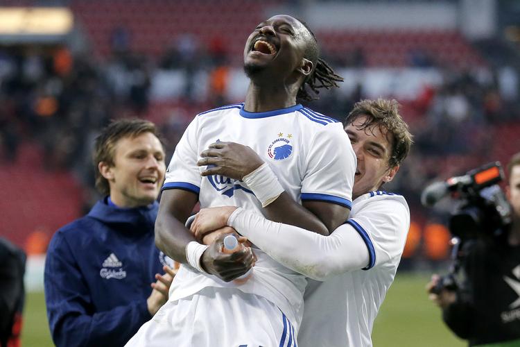 FCKs Dame N'Doye og Robert Skov jubler efter kampen.
   Foto: Jens Dresling/POLFOTO