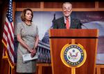 Nancy Pelosi og Chuck Schumer deler ikke justitsminister William Barrs udlægning af Mueller-rapporten.»Hvad justitsminister Barr siger om at forstyrre arbejdet, og hvad den særlige anklager Mueller siger, står i skærende modsætning til hinanden«, skriver de i en fælles udtalelse. Foto: Joshua Roberts/Ritzau Scanpix