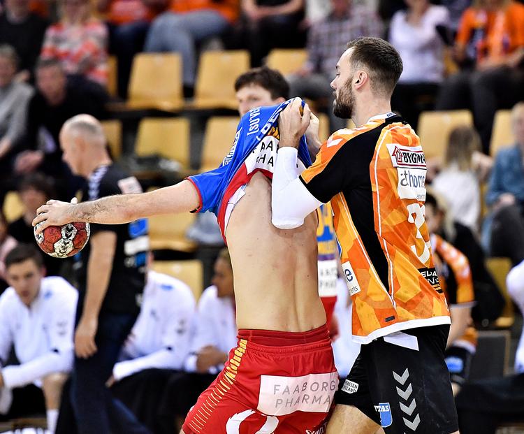 Der blev taget fat, da GOG og Århus indledte gruppespillet, hvor de er to pladserne i semifinalerne på spil.
   Foto: Ernst van Norde/Ritzau Scanpix
