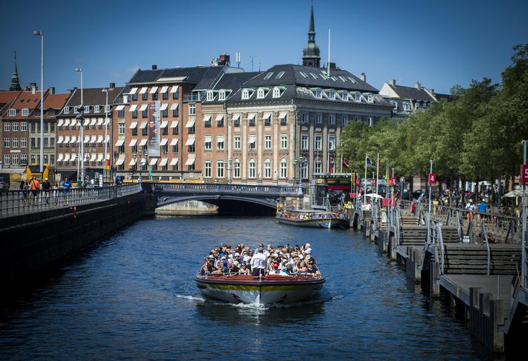 Der er ingen regler for, hvor grønne havnerundfartens både skal være i København. Og 25 ud af 27 både, der sejler rundt i havnen, er diselbaserede. Politikerne ser gerne nogle mere miljøvenlige løsninger.  Foto: Jonas Olufson