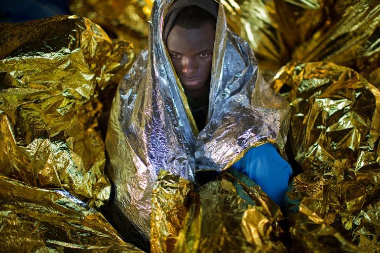 19-årige Ushman fra Guinea blev i sin tid reddet af en NGO, da han forsøgte at komme fra Libyen til Europa i en gummibåd. NGO'erne er i stor stil fortrængt af Libyens EU-støttede kystvagt, der fører sender miganterne til interberingslejre. Arkovforto fra 2017: Emilio Morenatti, AP Foto: Emilio Morenatti/AP