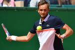 Fredag lykkedes nærmest alt for Daniil Medvedev, da han på det berømte grus i Monte Carlo besejrede topseedede Novak Djokovic.
   Foto: Yann Coatsaliou/Ritzau Scanpix