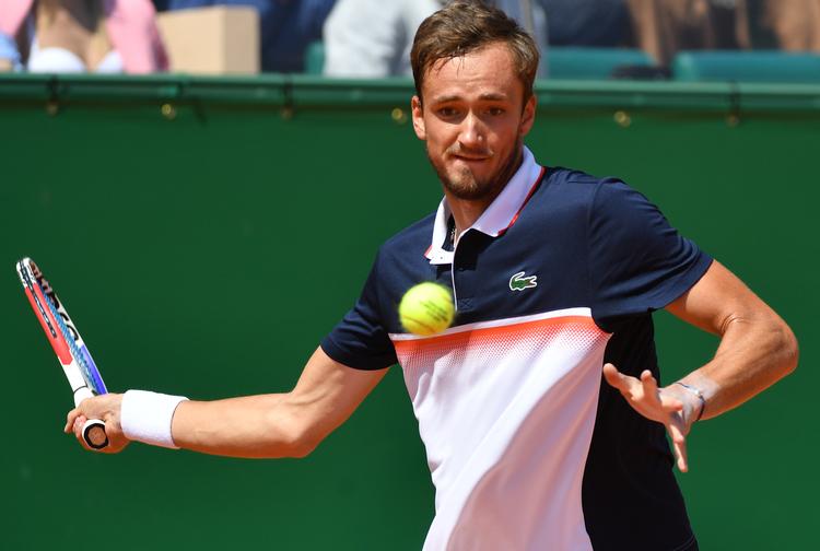 Fredag lykkedes nærmest alt for Daniil Medvedev, da han på det berømte grus i Monte Carlo besejrede topseedede Novak Djokovic.
   Foto: Yann Coatsaliou/Ritzau Scanpix