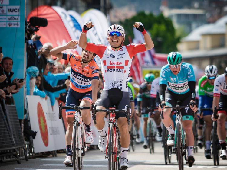 Begejstringen er ikke til at tage fejl af hos den sejrende australier Caleb Ewan, mens spanieren Juan José Lobatos armbevægelse signalerer dyb frustration over at måtte nøjes med andenpladsen. Foto: Presidential Cycling Tour of Turkey/Brian Hodes. 