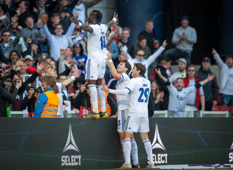 
Dame N'Doye er superpopulær i Parken. Her fejrer han en af sine scoringer mod FCM med fansene.  
   Foto: Liselotte Sabroe/Ritzau Scanpix