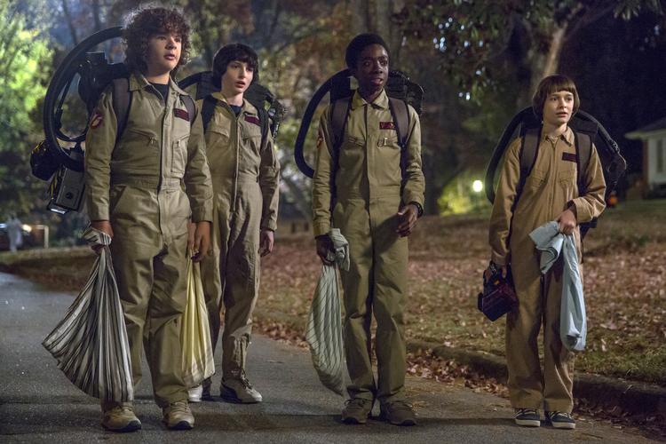 Netflix-serien 'Stranger Things' blev et kæmpe hit ikke mindst på grund af disse fire hovedrolleindehavere .  fra venstre: Gaten Matarazzo, Finn Wolfhard, Caleb McLaughlin og Noah Schnapp i en af scenerne fra serien. Den fik premiere i 2016.  Foto: Jackson Davis/Ritzau Scanpix