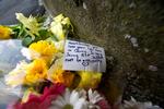 Der er lagt blomster på det sted, den 29-årige journalist Lyra McKee blev skudt og dræbt.  Foto: Clodagh Kilcoyne/Ritzau Scanpix