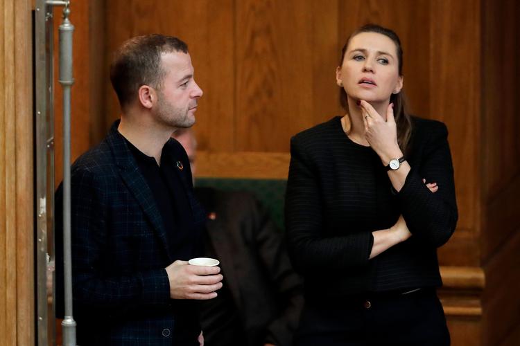 Et klimasamarbejde kan S og R nok samarbejde om, fortæller Mette Frederiksen, der her ses med de Radikales Morten Østergaard. 
   Foto: Jens Dresling/POLFOTO