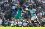 Christian Eriksen, der her er i nærkamp med Raheem Sterling, havde flere gode aktioner, men det blev hverken tikl scoringer eller målgivende afleveringer.
   Foto: Jason Cairnduff/Ritzau Scanpix
