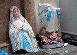 
En sønderdelt Jomfru Maria-statuette i St. Anthony's kirken i hovedstaden Colombo efter bombeangrebet. Religiøst betinget vold er ikke nyt på Sri Lanka, men omfanget af søndagens serie af bombesprængninger er uden fortilfælde.
   Foto: Dinuka Liyanawatte/Ritzau Scanpix