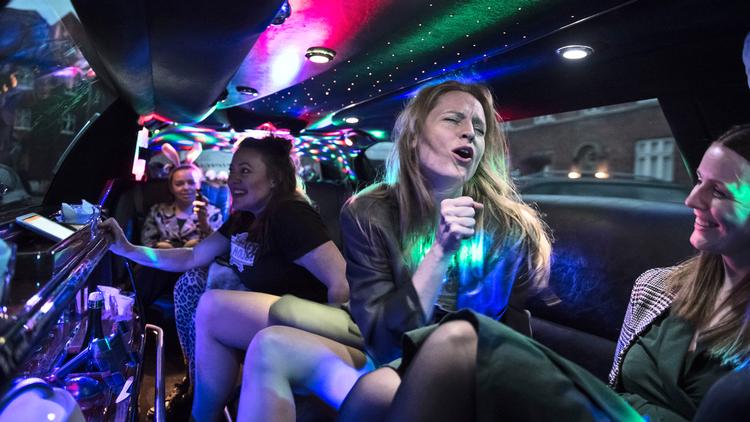 Thelma og Louise kaster sig ud i en desperat frihedsrus (Mille Maria Dalsgaard og  Maria Carmen Lindegaard). Foto: Lars Grunwald 