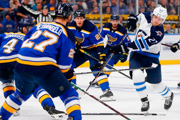Der måtte en indsprøjtning til for at gøre Nikolaj Ehlers (yderst th.) klar til den sjette kamp mod St. Louis Blues, der blev hans sidste i denne NHL-sæson. Foto: Dilip Vishwanat/Ritzau Scanpix