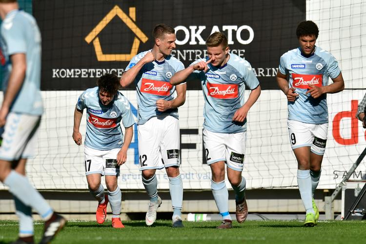 Nu har Thomas Juel-Nielsen (med nummer 12) spillet 2 kampe i Superligaen for Sønderjyske. Begge mod AC Horsens. I den første blev han vist ud, i den anden blev han matchvinder.
   Foto: Bo Amstrup/Ritzau Scanpix