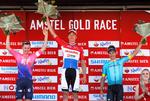 Jakob Fuglsang (t.h.) på podiet eftert tredjepladsen i Amstel Gold Race sammen med den hollandske vinder Mathieu van der Poel og australieren Simin Clarke. Foto: Bas Czerwinski/Ritzau Scanpix