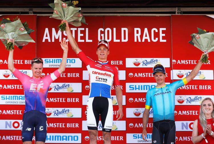 Jakob Fuglsang (t.h.) på podiet eftert tredjepladsen i Amstel Gold Race sammen med den hollandske vinder Mathieu van der Poel og australieren Simin Clarke. Foto: Bas Czerwinski/Ritzau Scanpix