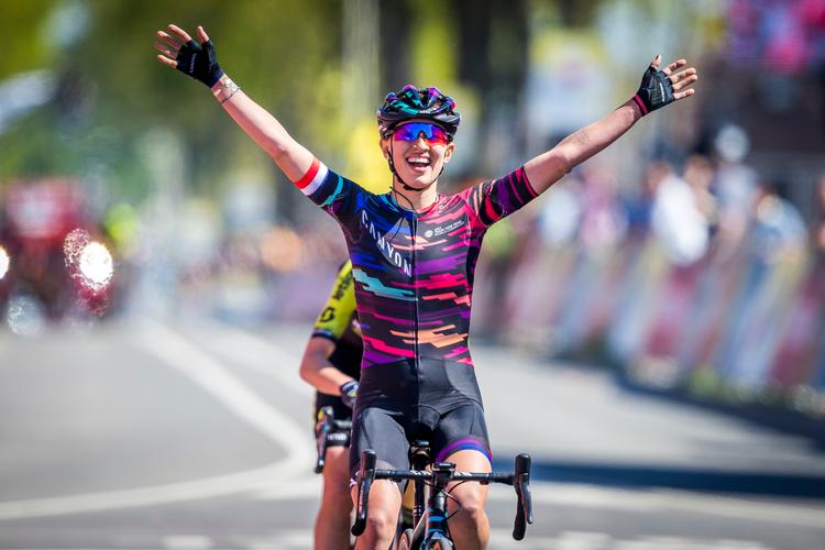 Polakken Katarzyna Niewiadoma jubler over triumfen i Amstel Gold Race.
 Foto: Marcel Van Hoorn/Ritzau Scanpix