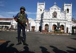 Bevæbnede betjente holder vagt foran en af de kirker, som blev ramt af et selvmordsbombeangreb under en påskegudstjeneste i går i Sri Lankas hovedstad Colombo. Foto: Athit Perawongmetha/Ritzau Scanpix