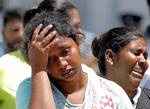 Pårørende til ofre fra bombeangrebene i Sri Lanka froan et lighus i Sri Lankas hovedstad, Colombo.  Foto: Dinuka Liyanawatte/Ritzau Scanpix