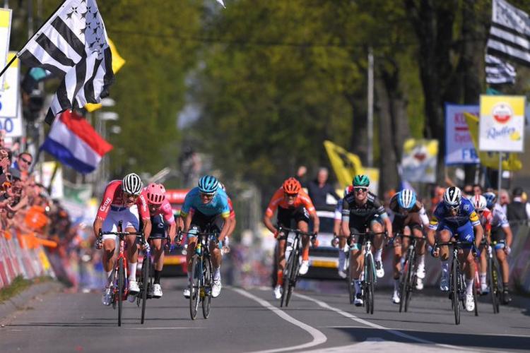 Jakob Fuglsang (nr. 3 fra venstre) kæmper sig over stregen som nr. 3 i Amstel Gold Race efter Mathieu van der Poel og Simon Clarke, men foran Julian Alaphilippe. Foto. Astana. 