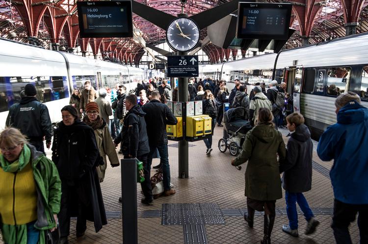 Pendlere mellem Lolland-Falster, Sydsjælland og København får på onsdag 45 minutters kortere rejsetid dagligt (Arkivfoto.)
   Foto: Jesper Mortensen/POLFOTO