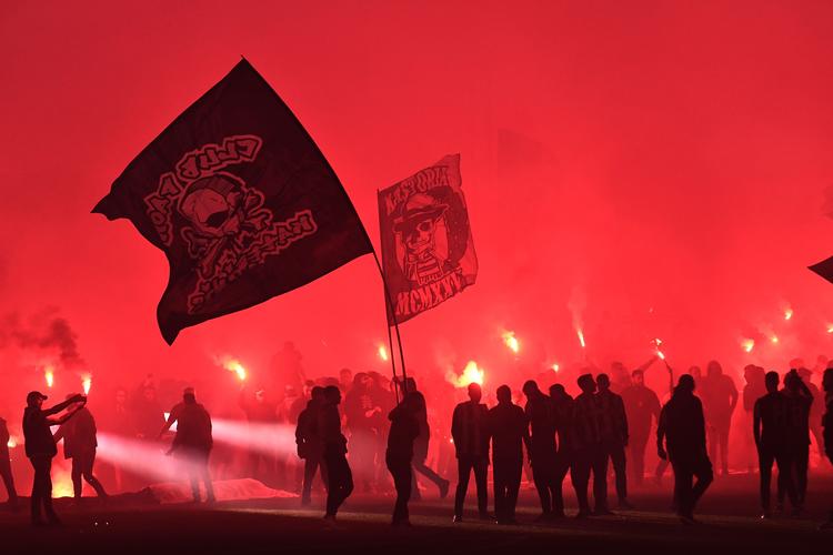 Tomba Stadion i Saloniki var indhyldet i røg, da PAOK fejrede det græske mesterskab.
   Foto: Sakis Mitrolidis/Ritzau Scanpix