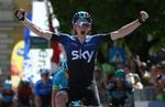 Den 24-årige brite Teo Geoghegan Hart jubler over sin første sejr som professionel. Foto: Tour of The Alps. 
