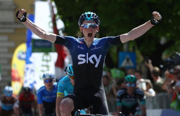 Den 24-årige brite Teo Geoghegan Hart jubler over sin første sejr som professionel. Foto: Tour of The Alps. 