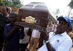 
    To dage efter bombeterroren på Sri Lanka bæres en kiste frem til en massebegravelse af ofre.
   Foto: Athit Perawongmetha/Ritzau Scanpix