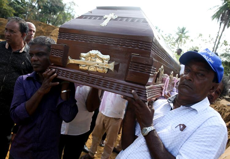 
    To dage efter bombeterroren på Sri Lanka bæres en kiste frem til en massebegravelse af ofre.
   Foto: Athit Perawongmetha/Ritzau Scanpix