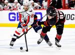Lars Eller assisterede Brett Connollys scoring mod Carolina, men det var ikke nok til sejr.
   Foto: Grant Halverson/Ritzau Scanpix