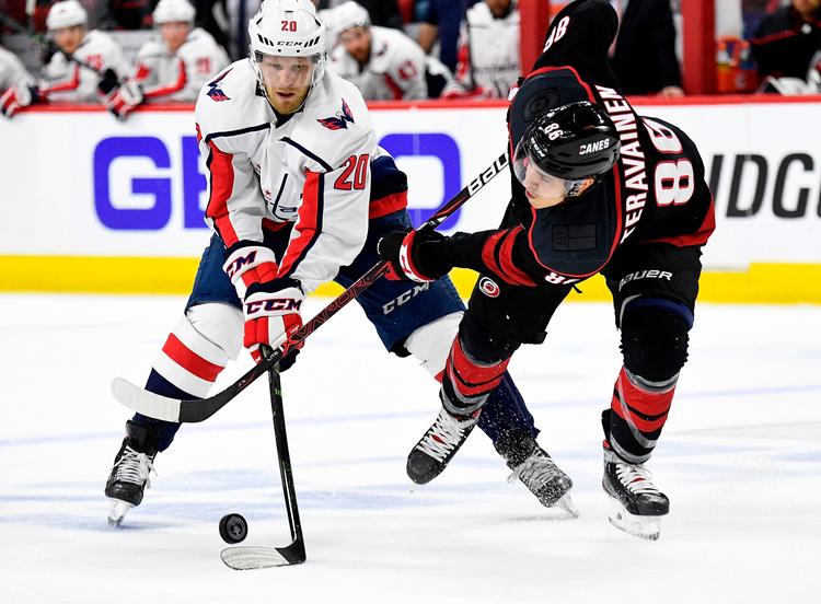 Lars Eller assisterede Brett Connollys scoring mod Carolina, men det var ikke nok til sejr.
   Foto: Grant Halverson/Ritzau Scanpix