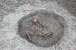 Mystik. Hvorfor ligger kvinden med benene spredt? Hvad laver skelettet af et for tidligt født barn tæt ved hende? Og er hun overhovedet en kvinde? Arkæologerne  Foto: Cotswold Archaeology